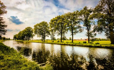 Bereketli yeşillik ve sakin suların yer aldığı fevkalade güzel bir nehir manzarası.