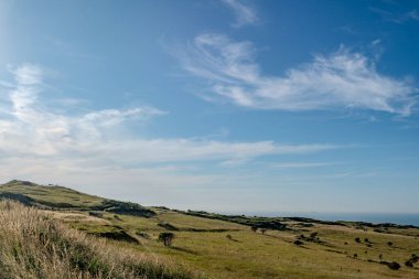 Cap Blanc-Nez, Escalles, Pas-de-Calais, Hauts-de-France, Fransa, 29 Temmuz 2025, açık mavi gökyüzü altındaki yemyeşil tepelerin çarpıcı manzarası doğal projeler ve ilham kaynağı için mükemmeldir.