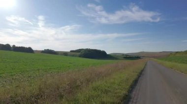 Resmedilmeye değer bir yol canlı tarlaları ikiye ayırır, güzellikleri ve sükuneti sergiler huzurlu bir manzarada.