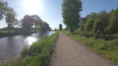 Etrafı yeşilliklerle çevrili, yürümek, bisiklete binmek ya da doğanın tadını çıkarmak için mükemmel bir nehir kenarı yolu..