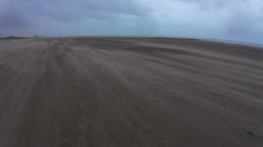 Yumuşak kum ve bulutlu bir kumsal sahnesi, yaratıcı projeler ve rahatlama anları için ideal.