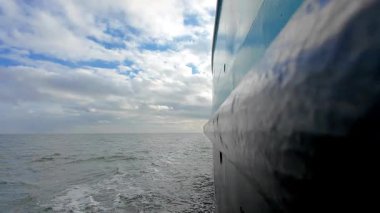 Sakin sulara ve çarpıcı deniz manzarasındaki dramatik gökyüzünün güzelliğine dalın.