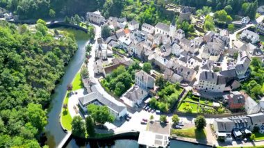 Esch-sur-Sure, Wiltz, Grand-Duche de Lüksemburg, 10 Ağustos 2025, büyüleyici bir köy, dolambaçlı bir nehir ve yemyeşil çevreyi gösteren nefes kesici hava manzarasını tecrübe edin.