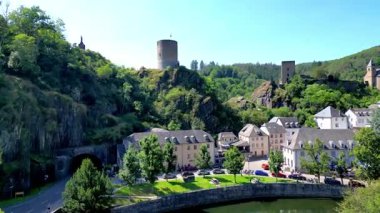 Esch-sur-Sure, Wiltz, Grand-Duche de Lüksemburg, 10 Ağustos 2025, güzel Lüksemburg 'daki ikonik kalelerin ve çarpıcı manzaraların nefes kesici hava manzaralarını keşfedin.