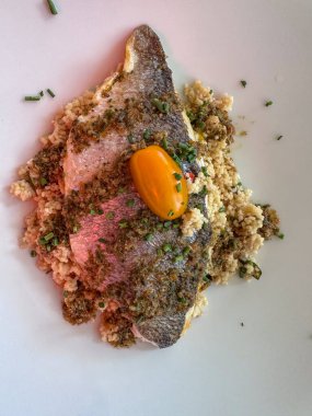 Taze bitkiler, canlı bir zanaat sosu ve biraz zarafet içeren çok güzel kaplanmış bir gurme balık yemeği.