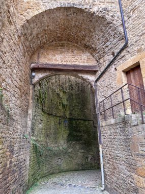 Sedan Şatosu, Sedan, Rethel, Ardennes, Grand-Est, Fransa, 28 Ağustos 2025 'te, çok güzel ve büyüleyici bir kemer, eski taş duvarların arasına kurulmuştur.