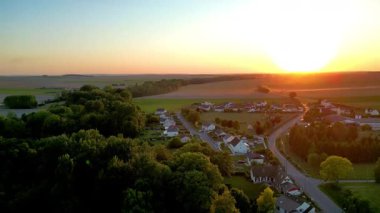 Bergnicourt, Rethel, Ardennes, Grand-Est, Fransa, 28 Ağustos 2025, nefes kesici bir hava manzarası sakin ve huzurlu bir kırsal mahalleyi aydınlatan çarpıcı bir günbatımını yakalıyor.