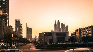 Modern ofis ve şehirdeki yerleşim binaları alacakaranlıkta, Dubai, BAE