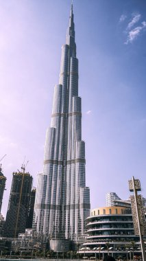 Burj Halife 'nin alçak açılı görüntüsü ve gökyüzü, Dubai, BAE' nin önündeki modern binalar