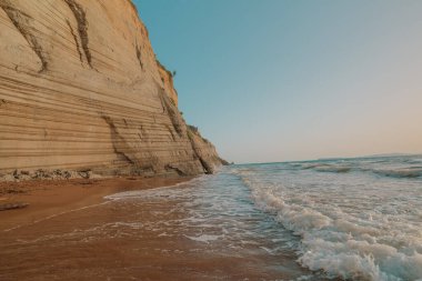 Yunanistan 'ın Korfu kentinde gün batımında arka planda gökyüzü olan uçurum manzarası