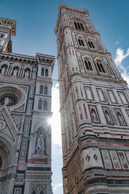 Çan kulesi ve Santa Maria Del Fiore Katedrali 'nin alçak açılı görüntüsü. Floransa' nın Toskana şehrinde, İtalya 'nın başkenti.