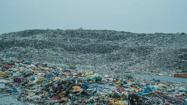 Brudny Plastik Stos Śmieci Wysypisku Śmieci Lub Wysypisku Przeciwko Czystym — Zdjęcie stockowe