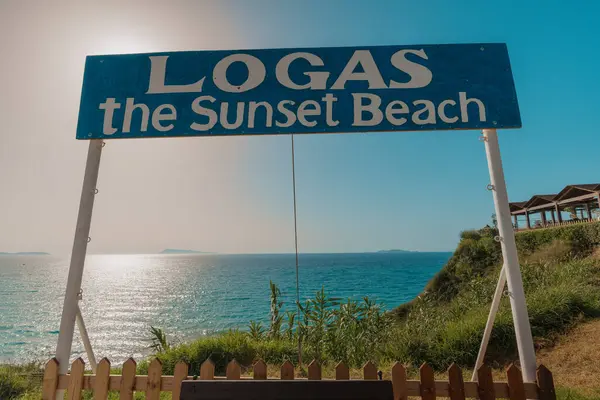 Logas Západ Slunce Pláž Signboard Krásným Mořem Pozadí Korfu Řecko — Stock fotografie