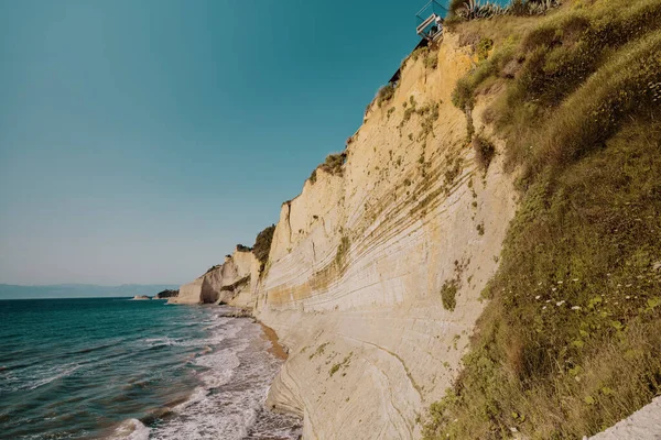 希腊科孚 以蓝天为背景的海景俯瞰悬崖 — 图库照片