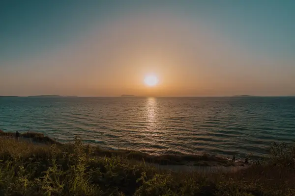 Günbatımında arka planda gökyüzü olan manzaralı deniz manzarası, Korfu, Yunanistan