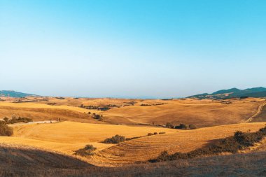 Teatro del Silenzio 'nun güzel manzarası yaz boyunca İtalya, Tuscany, Lajatico' da açık gökyüzüne karşı tepe tepe manzarasıyla çevrili açık bir amfi tiyatro.