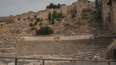 Malaga, Endülüs ve İspanya 'nın eski Roma amfitiyatrosunun kalıntılarındaki boş koltuklar ve kırsal tuğla duvarların manzarası