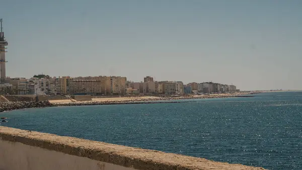 Schöne Aussicht Auf Das Mittelmeer Und Gebäude Bei Klarem Himmel — Stockfoto
