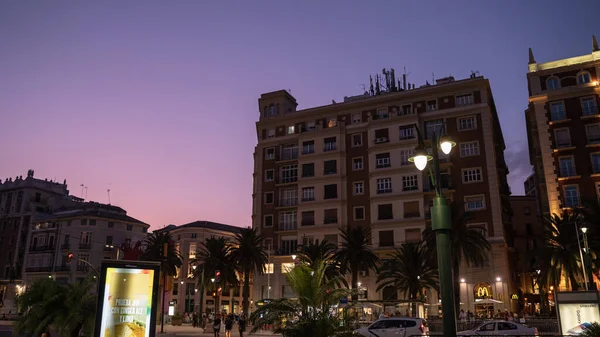 スペインのアンダルシアの夕暮れの明るい空に対してマラガの中心にあるユニカジャ銀行とオフィスビルとのプラザデラマリーナの眺め — ストック写真