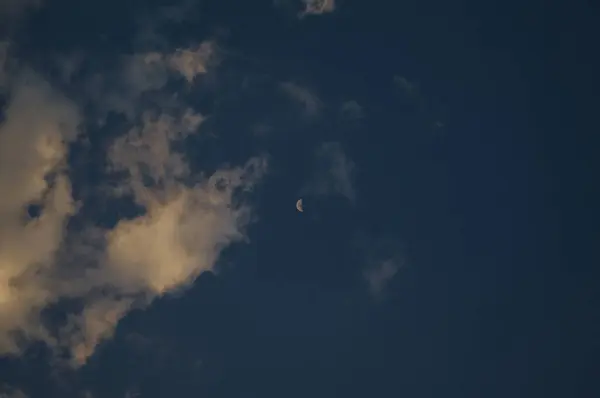 Fondo Una Luna Creciente Rodeada Nubes Atardecer —  Fotos de Stock