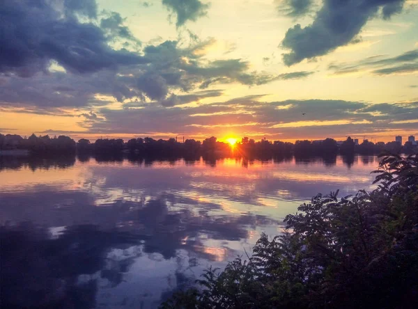 湖の夕日 滑らかな水の表面 雲と夕日 穏やかな夏の夜 — ストック写真