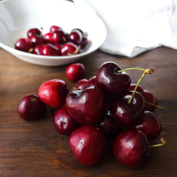 Frutas Cereja Bagas Vermelhas Escuras Uma Placa Branca Espalhadas Uma — Fotografia de Stock