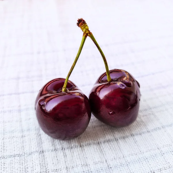 Paar Reife Kirschfrüchte Dunkelrote Beeren Mit Wassertropfen Auf Dem Weißen — Stockfoto