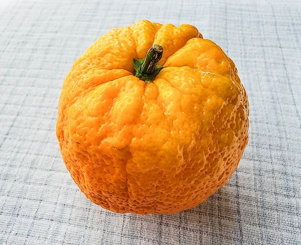 Eine Ganze Reife Saftige Orangenfrucht Auf Einem Weißen Leinentischtuch Nahaufnahme — Stockfoto