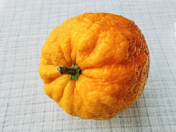 One Whole Ripe Fresh Juicy Orange Frui White Linen Tablecloth — Stock Photo, Image