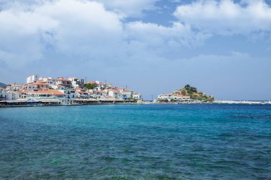 Deniz Burnu. Deniz ve gökyüzü arasında kiremitli çatıları olan evler. Samos Adası Pisagor Yunanistan.