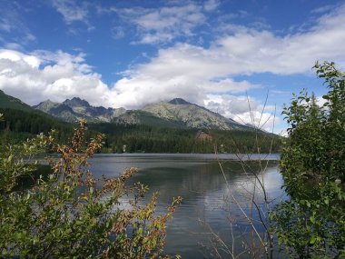 Tatra, Slovakya 'da göl ve dağlarla güzel bir manzara. 