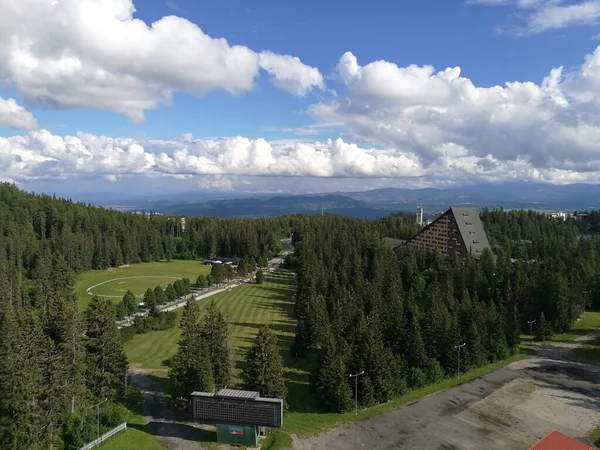 Schöner Sommertag Den Bergen Mit Grünen Bäumen Und Wolken — Stockfoto