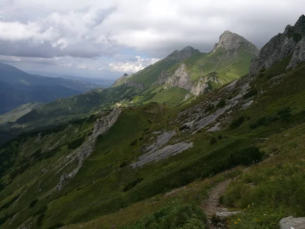 Bergslandskap Molnig Skye Och Vandringsled Tatrabergen Slovakien — Stockfoto