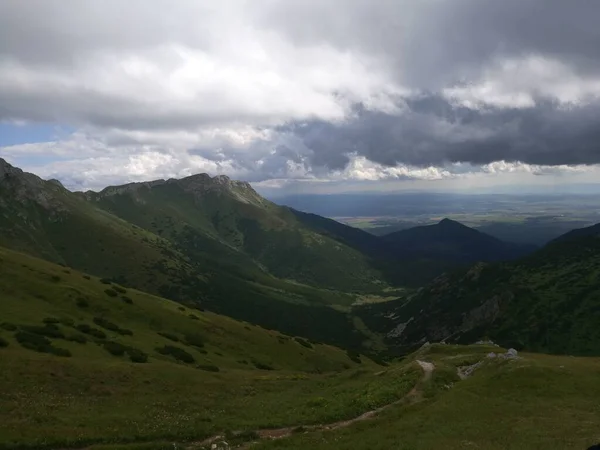 Pemandangan Indah Dengan Pegunungan Dan Awan High Tatras Slovakia — Stok Foto