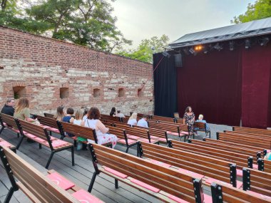 Prag 'daki Vysehrad kalesinde yaz tiyatrosu (yaz sahnesi)