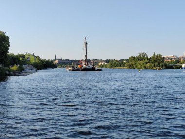 Vysehrad kalesi yakınlarındaki Vltava nehrinde yeni bir köprü (köprü inşaatı) inşa ediliyor.