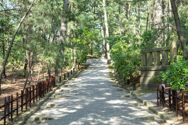 在日本神龛周围散步的场景 — 图库照片