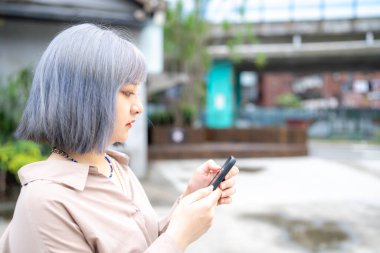 Tayvanlı bir kadın Taipei 'de Huashan' ı geziyor. 