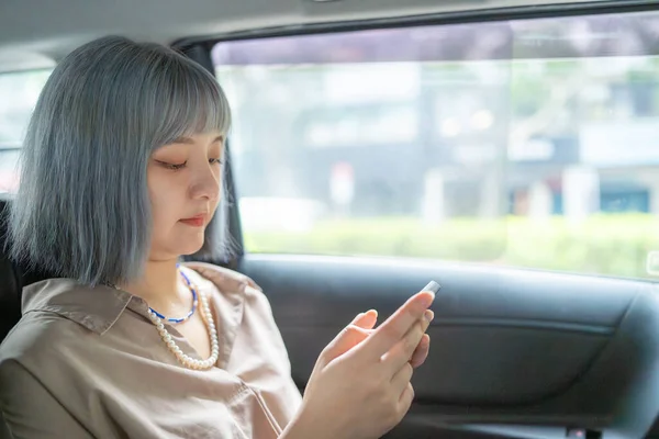 Eine Taiwanesin Bedient Ein Smartphone Und Schaut Einem Taxi Nach — Stockfoto
