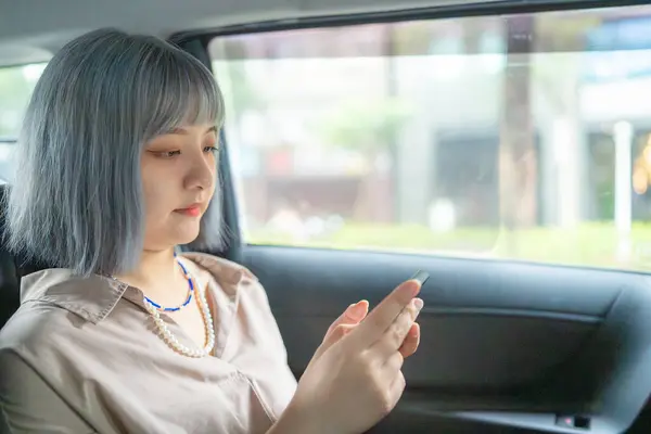 Eine Taiwanesin Bedient Ein Smartphone Und Schaut Einem Taxi Nach — Stockfoto