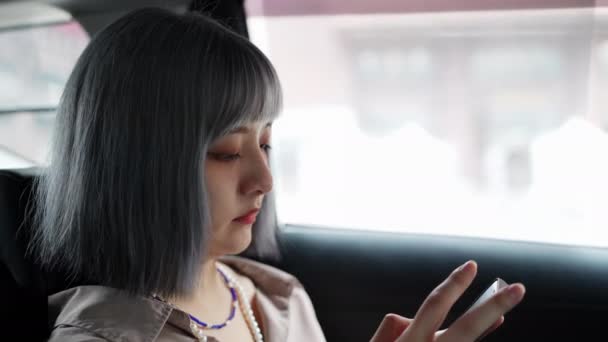 Молодая Тайваньская Женщина Управляющая Смартфоном Смотрящая Улицу Такси Тайване — стоковое видео