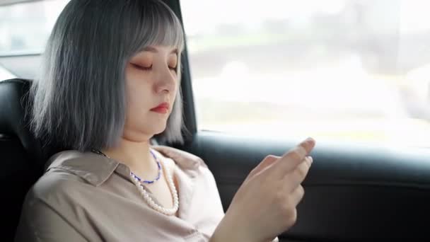 Młoda Tajwańska Kobieta Operująca Smartfonem Wyglądająca Zewnątrz Taksówce Tajwanie — Wideo stockowe
