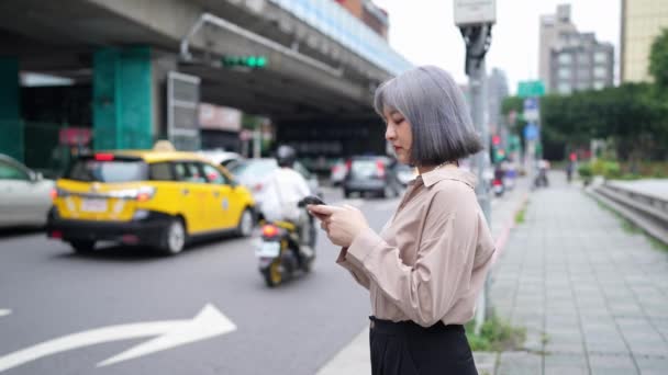 Жінка Чекає Таксі Головній Вулиці Тайбею Тайвань Під Час Роботи — стокове відео