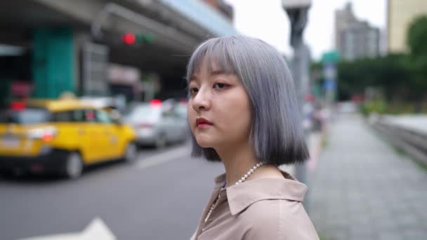 Kobieta Czeka Taksówkę Głównej Ulicy Tajpej Tajwan Podczas Prowadzenia Smartfona — Wideo stockowe