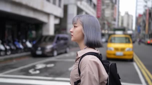 Taiwanesische Frau Läuft Eine Straße Der Stadt Taiwan Entlang — Stockvideo