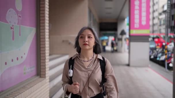 Ταϊβανέζα Γυναίκα Περπατά Ένα Δρόμο Στην Πόλη Της Ταϊβάν — Αρχείο Βίντεο