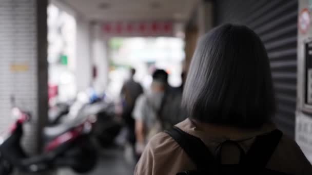Tayvanlı Bir Kadın Tayvan Şehrinde Sokakta Yürüyor — Stok video