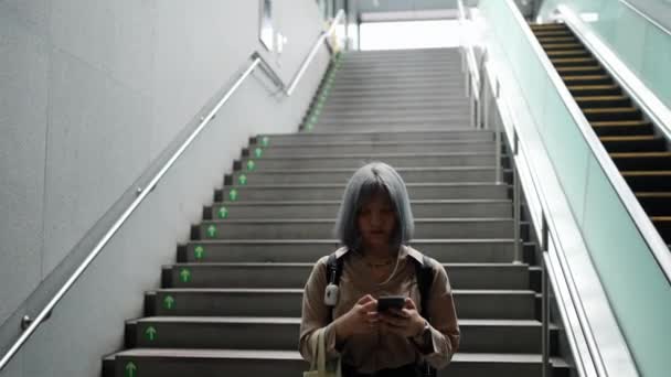 Kvinne Som Går Med Smarttelefonen Sin Gjennom Banestasjon Taipei Taiwan – stockvideo