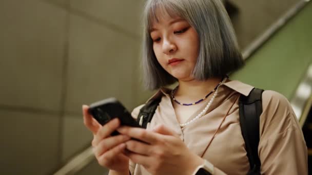 Жінка Йде Смартфоном Через Станцію Метро Тайбеї Тайвань — стокове відео