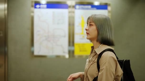 Μια Γυναίκα Που Περπατάει Smartphone Της Μέσα Από Ένα Σταθμό — Αρχείο Βίντεο
